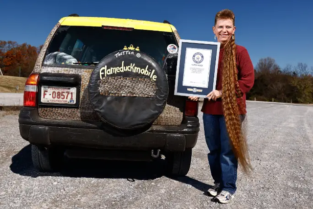 Tami Manis pemegang rekor rambut mullet terpanjang di dunia. Foto: Guinness World Records