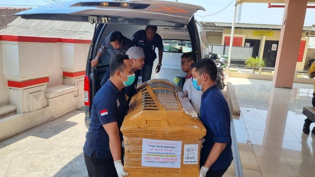 Jenazah Brigadir Polisi (Brigpol) Setyo Herlambang, pengawal pribadi Kapolda Kalimantan Utara (Kaltara) Irjen Daniel Adityajaya yang tewas tiba di RS Bhayangkara Semarang. Foto: Intan Alliva/kumparan