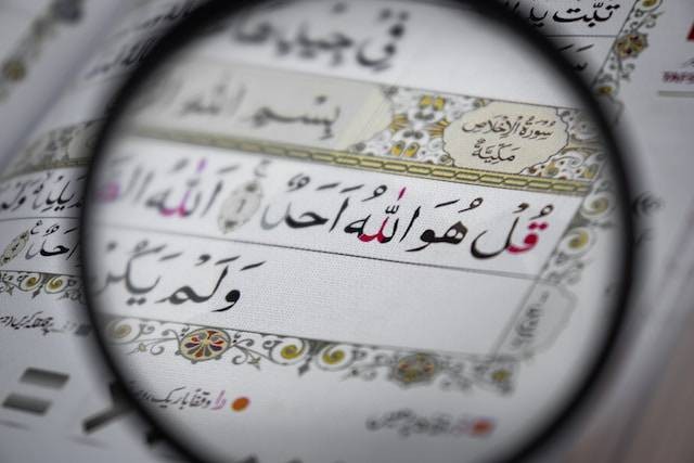 Ilustrasi cara melafalkan Surat Al-Ikhlas dan artinya. Foto: Unsplash/Muhammad Amaan