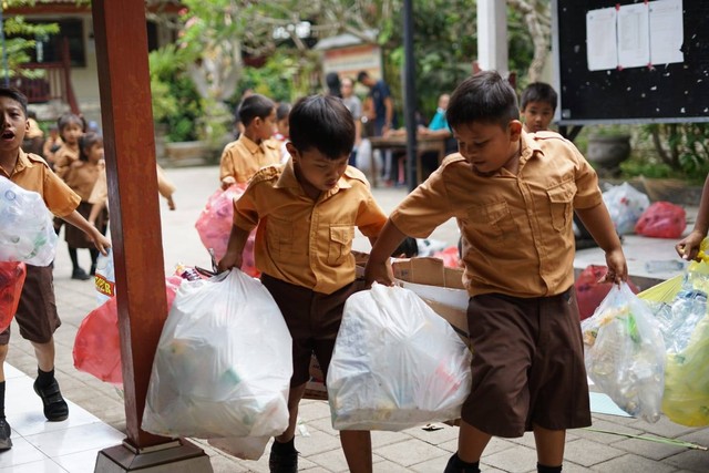 Pada salah satu rangkain acara Voluntrip Waste Summit, Dompet Dhuafa menggelar kegiatan edukasi sampah terhadap siswa-siswa sekolah. Kegiatan ini berlangsung di SD Negeri 5 Kesiman, Denpasar, Bali, Pada Jumat (22/9/2023).