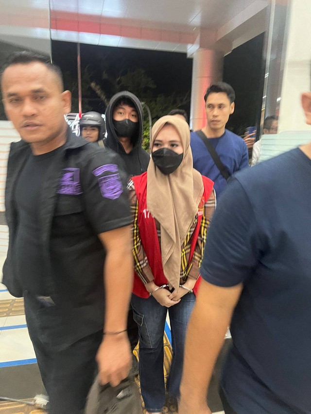 Tersangka Korupsi Di Makassar Ditangkap Saat Ngumpet Di Plafon Rumah Tunangan Kumparan Com