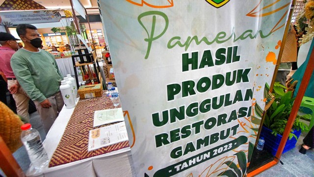 Sejumlah produk makanan hingga pakaian hasil olahan di lahan restorasi gambut dipamerkan di atrium mal Palembang Indah, Sabtu (23/9) Foto: ary priyanto/urban id