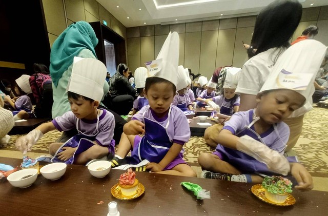 Kegiatan menghias cupcake yang digelar Premier Place Surabaya Airport, Sabtu (23/9). Foto-foto: Masruroh/Basra