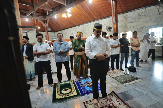 Bacapres Anies Baswedan saat melaksanakan salat di Masjid Jami Tua, Palopo, Sulawesi Selatan, Sabtu (23/9). Foto: Dok. Istimewa