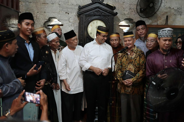 Anies saat berkunjung di Masjid Jami Tua. Foto: Dok. Istimewa