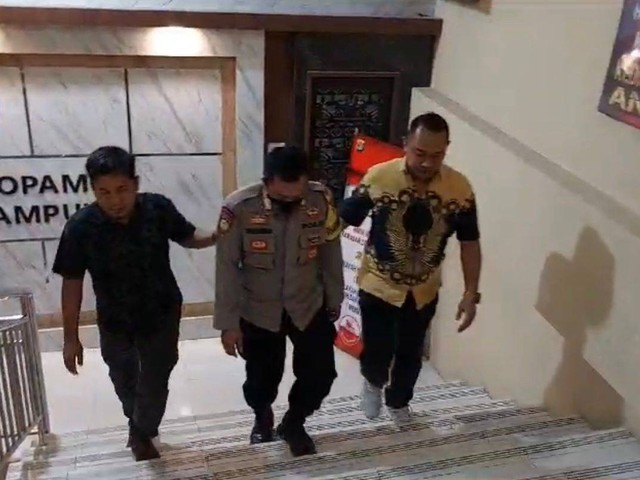 Oknum anggota polisi yang injak kepala warga saat eksekusi lahan di PT Bumi Sentosa Abadi (BSA). | Foto: Dok istimewa