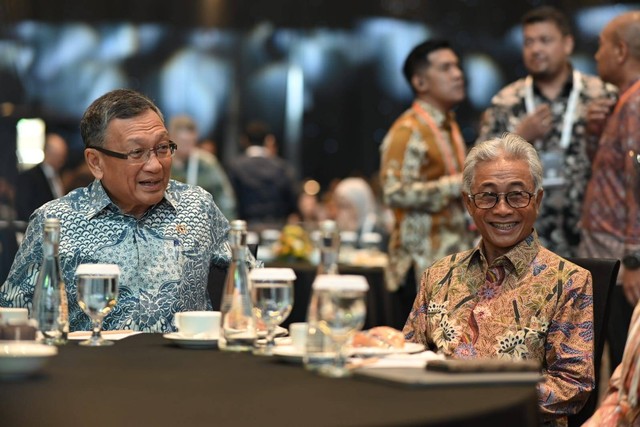 Menteri ESDM Arifin Tasrif (kiri) bersama Kepala SKK Migas Dwi Soetjipto di acara The 4th International Convention on Indonesian Upstream Oil and Gas (ICIUOG) 2023, di Nusa Dua, Bali, Kamis (21/9/2023). Foto: SKK Migas