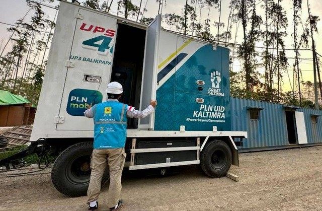 Petugas PLN disiagakan beserta kelengkapan genset dan UPS sebagai back up kelistrikan saat kunjungan Presiden di IKN. Foto: dok. PLN