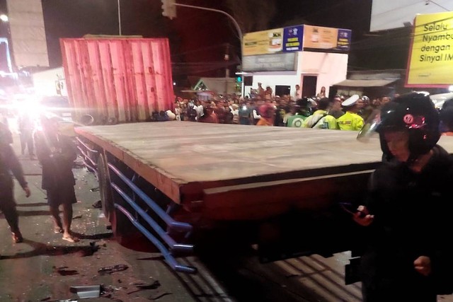 Kecelakaan beruntun di exit Tol Bawen, Kabupaten Semarang, Sabtu (23/9/2023). Foto: Dok. Istimewa