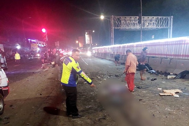 Kecelakaan beruntun di exit Tol Bawen, Kabupaten Semarang, Sabtu (23/9/2023). Foto: Dok. Istimewa