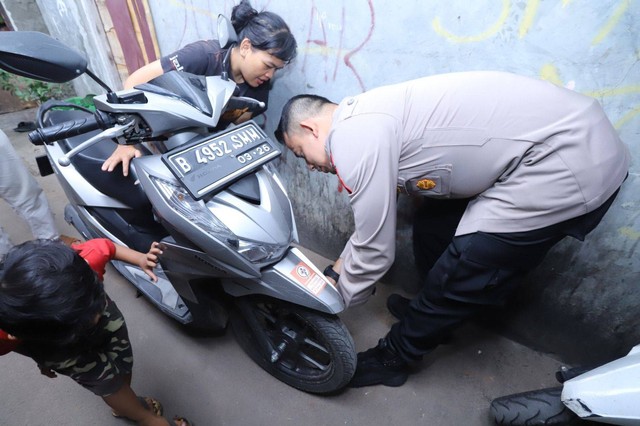 Kapolsek Mampang Kompol David Kanitero saat membagikan kunci ganda sebagai bentuk pencegahan aksi pencurian sepeda motor. Foto: Dok. Istimewa