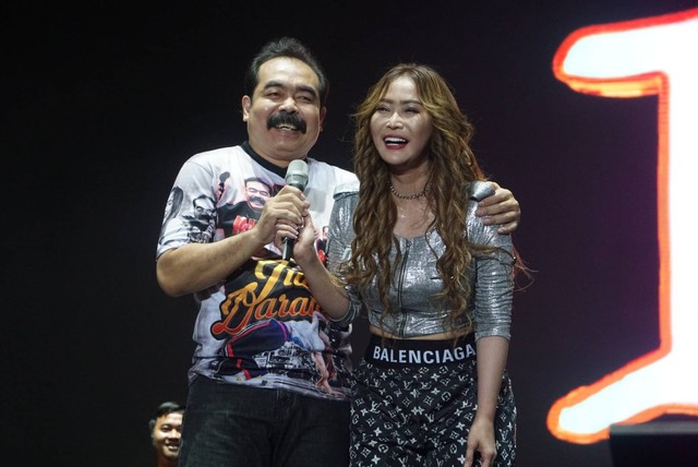 Penyanyi Dangdut Inul Daratista bersama suaminya, Adam Suseno, saat tampil di Pestapora 2023, di Gambir Expo & Hall D2 JIExpo, Kemayoran, Jakarta, Sabtu (23/9/2023). Foto: Iqbal Firdaus/kumparan