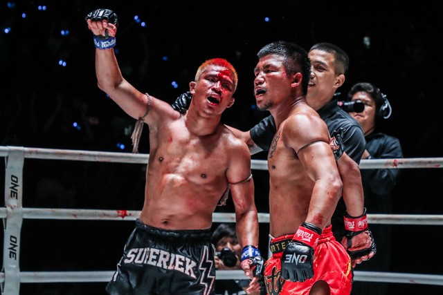 Superlek Kiatmoo9 (kiri) dan Rodtang Jitmuangnon setelah berduel dalam laga puncak ONE Friday Fights 34 pada Jumat (22/9/2023) di Lumpinee Boxing Stadium, Bangkok. Foto: ONE Championship