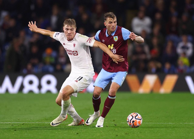 Duel Rasmus Hojlund dan Jordan Beyer saat Burnley vs Manchester United (MU) dalam laga pekan keenam Liga Inggris 2023/24 di Stadion Turf Moor, Minggu (24/9/2023) dini hari WIB. Foto: REUTERS/Carl Recine 