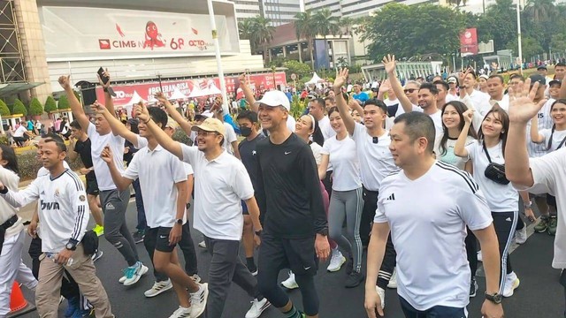 Bacapres Ganjar Pranowo bersama kader Perindo di CFD Foto: Haya Syahira/kumparan