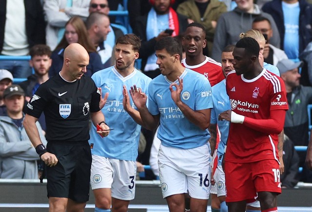 Rodri Hernandez (#16) dikartu merah saat laga Man City vs Nottingham Forest dalam pekan keenam Liga Inggris 2023/24 di Stadion Etihad, Sabtu (23/9/2023) malam WIB. Foto: REUTERS/Phil Noble