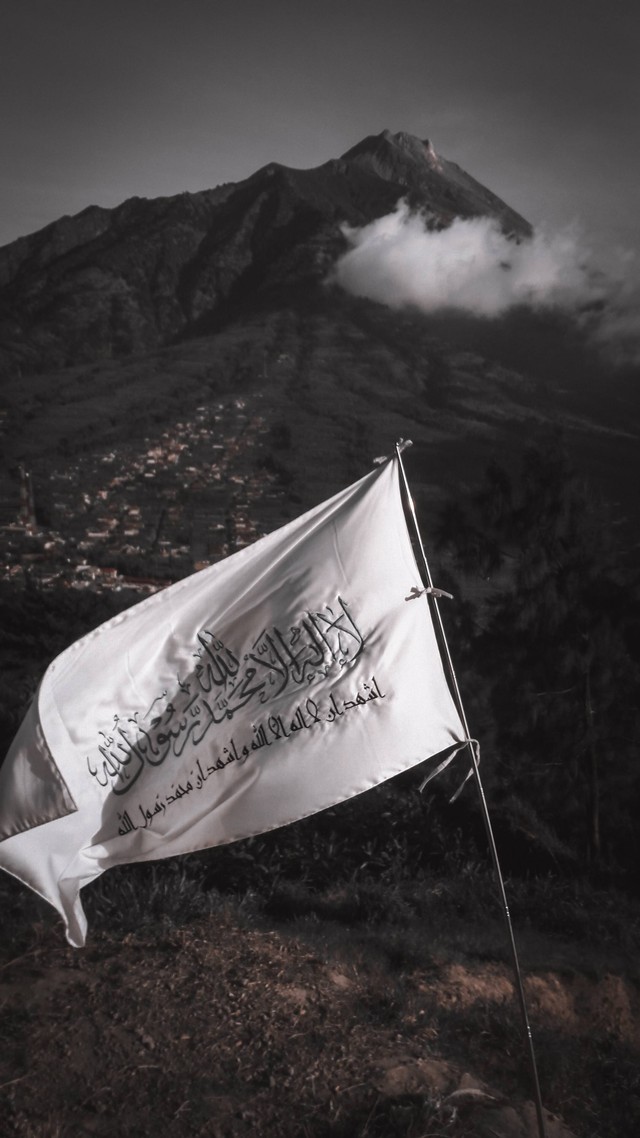 ilustrasi bendera syahadat, tanda tauhid seorang mu'min. Sumber : unsplash