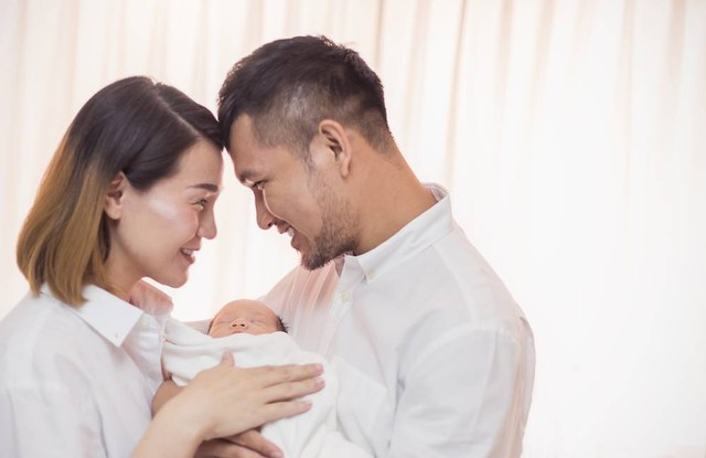 Ilustrasi ayah, ibu dan bayi. Foto: paulaphoto/Shutterstock