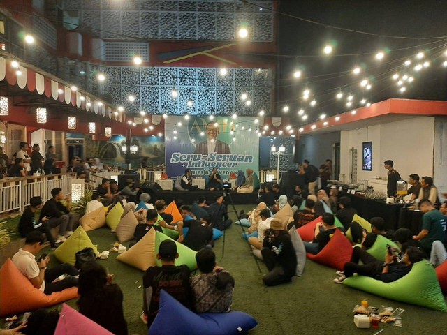 Anies Baswedan bertemu dengan para Influencer di cafe Red Corner, Jalan Yusuf Dg Ngawing, Kota Makassar, Sabtu (23/9/2023) malam. Foto: Dok. Istimewa