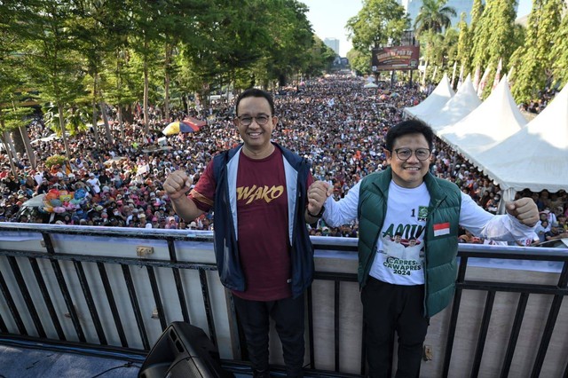 Massa menyambut kedatangan pasangan bacapres dan bacawapres Anies-Gus Imin (Amin) dalam meramaikan jalan gembira di kawasan Monumen Mandala Pembebasan Irian Barat, Kota Makassar, Minggu (24/9/2023). Foto: Dok. Istimewa