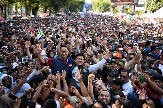 Massa menyambut kedatangan pasangan bacapres dan bacawapres Anies-Gus Imin (Amin) dalam meramaikan jalan gembira di kawasan Monumen Mandala Pembebasan Irian Barat, Kota Makassar, Minggu (24/9/2023). Foto: Dok. Istimewa