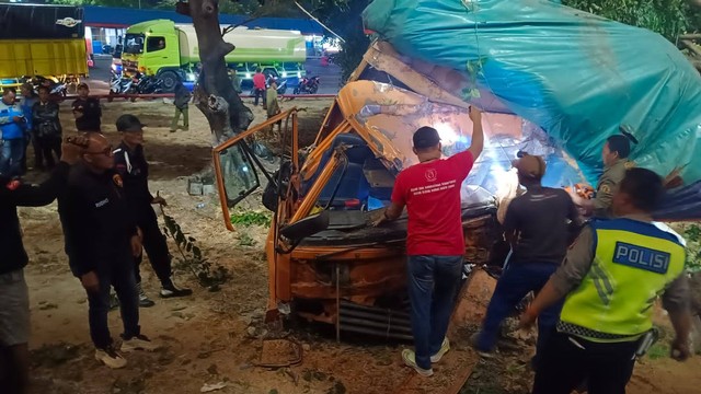Kondisi truk muatan gabah/padi ringsek usai kecelakaan akibat rem blong di Pelabuhan Bakauheni. | Foto : Dok. KSKP Bakauheni