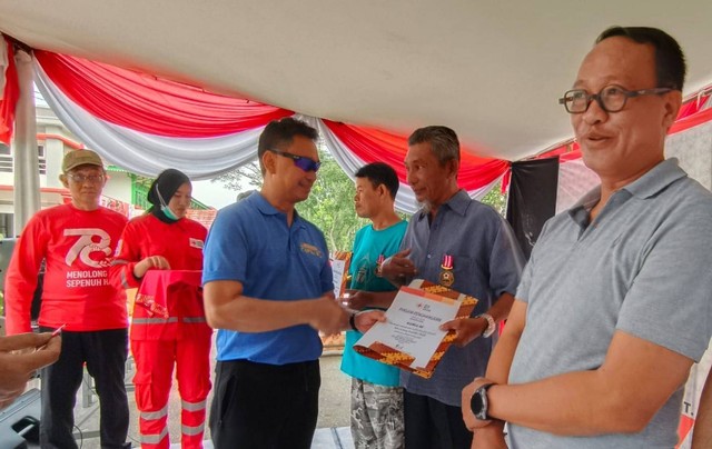 Edi Kamtono memberikan penghargaan kepada pendonor darah aktif. Foto: Fajar Bahari/Hi!Pontianak