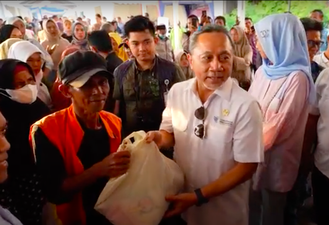 Mendag Zulhas (Kedua dari kanan) menyerahkan paket bahan pokok plus beras murah ke warga di Jambi. Foto: Istimewa