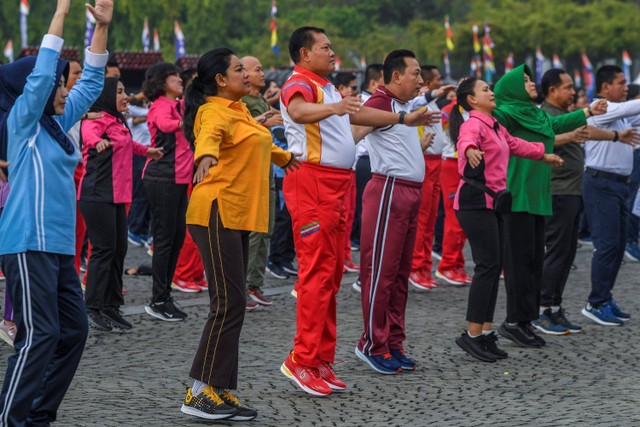 Panglima TNI Laksamana TNI Yudo Margono (baris pertama ketiga kiri) bersama istri Vero Yudo Margono (baris pertama kedua kiri) dan Kapolri Jenderal Polisi Listyo Sigit Prabowo (baris pertama kempat kiri) dan istri Juliati Sapta Dewi Magdalena. Foto: Galih Pradipta/Antara Foto