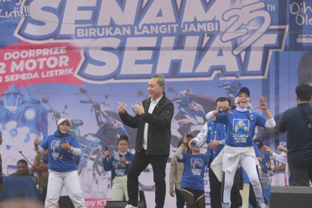 Ketua Umum Partai Amanat Nasional (PAN) Zulkifli Hasan atau Zulhas mengikuti senam sehat bersama ribuan kader dan simpatisan PAN di lapangan depan Kantor Gubernur Jambi, Minggu (24/9/2023) pagi. Foto: Dok. Istimewa