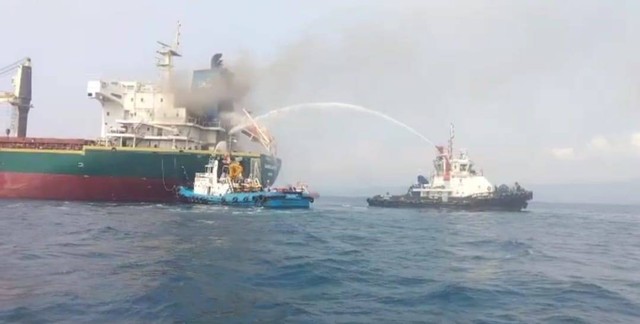 Sebuah kapal kargo terbakar di perairan Lampung. | Foto : Ist