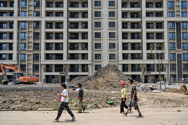 Ilustrasi krisis properti di China. Foto: Hector Retamal/AFP