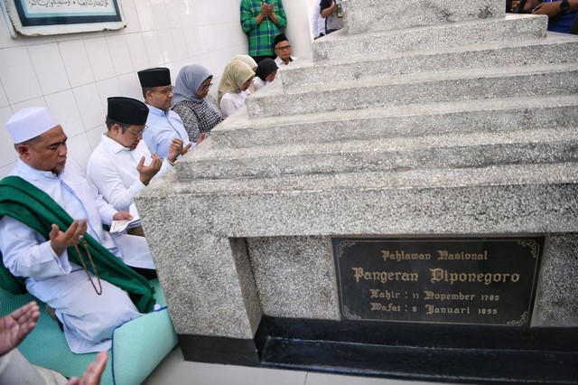 Pasangan bacapres dan bacawapres dari Koalisi Perubahan untuk Persatuan Anies Baswedan-Muhaimin Iskandar (Gus Imin) berziarah ke Makam Pangeran Diponegoro di Kecamatan Wajo, Kota Makassar, Minggu (24/9/2023). Foto: Dok. Istimewa