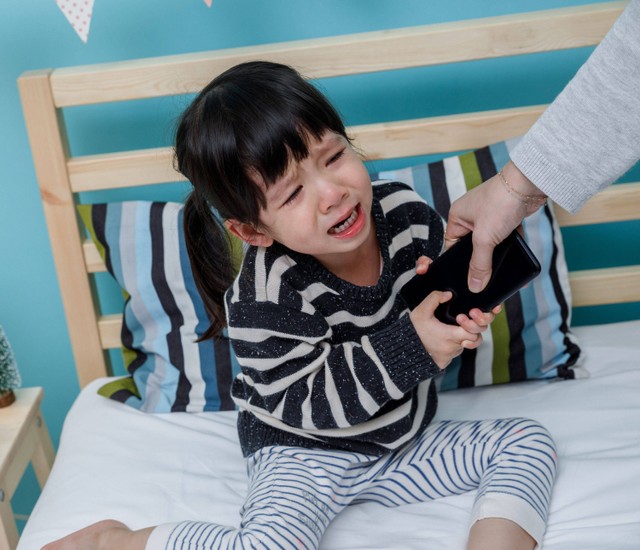 Ilustrasi anak menangis karena handphone atau gadget. Foto: Shutterstock
