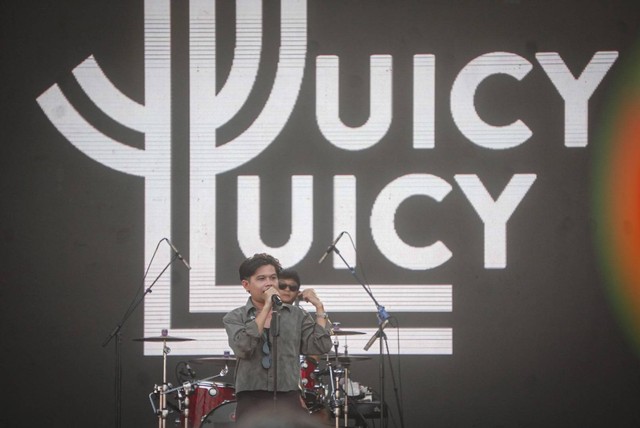 Grup band pop Juicy Luicy saat tampil di Pestapora 2023, Jakarta, Minggu (24/9/2023). 
 Foto: Iqbal Firdaus/kumparan