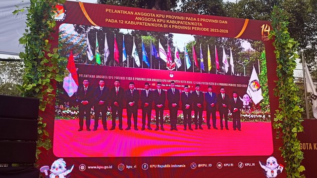 Pelantikan 91 anggota KPU provinsi dan kabupaten di KPU RI, Minggu (24/9/2023). Foto: Hedi/kumparan