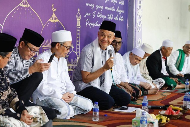 Bacapres PDIP Ganjar Pranowo bersilaturahmi dan menimba ilmu kepada sejumlah tokoh lintas agama di Kota Tangerang, Minggu (24/9/2023). Foto: Dok. Istimewa