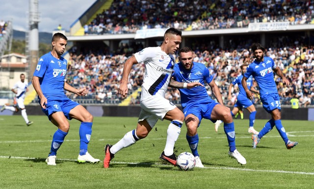 Pemain Inter Milan Lautao Martinez berusaha melewati pemain Empoli pada pertandingan lanjutan Liga Italia di Stadio Carlo Castellani, Empoli, Italia. Foto: Jennifer Lorenzini/REUTERS
