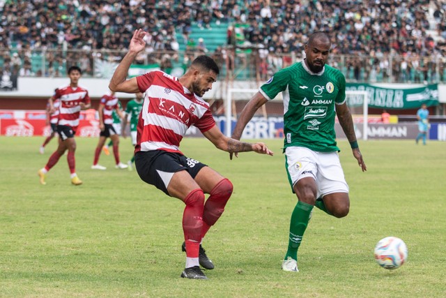 Pesepak bola Madura United Jose Brandao (kiri) berebut bola dengan pesepak bola PSS Sleman Thales Natanael (kanan) pada pertandingan Liga 1 di Stadion Maguwoharjo, Sleman, DI Yogyakarta, Minggu (24/9/2023). Foto: Hendra Nurdiyansyah/ANTARA FOTO