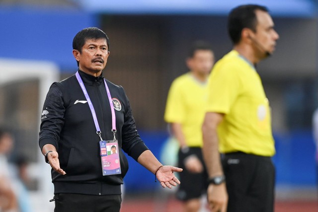 Pelatih Timnas U-24 Indonesia Indra Sjafri memberikan instruksi saat melawan Korea Utara pada babak Grup F Asian Games 2022 di Zhejiang Normal University Stadium, Jinhua, China, Minggu (24/9/2023). Foto: Hafidz Mubarak A/ANTARA FOTO