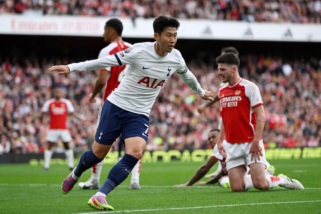 Selebrasi pemain Tottenham Hotspur Son Heung-min usai mencetak gol ke gawang Arsenal pada pertandingan lanjutan Liga Inggris di Stadion Emirates, London, Inggris, Minggu (24/9/2023). Foto: Tony Obrien/REUTERS