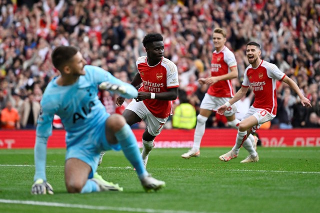 Selebrasi pemain Arsenal Bukayo Saka usai mencetak gol ke gawang Tottenham Hotspur pada pertandingan lanjutan Liga Inggris di Stadion Emirates, London, Inggris, Minggu (24/9/2023). Foto: Tony Obrien/REUTERS
