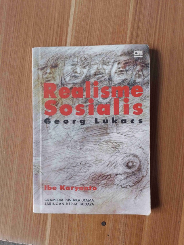 Buku Realisme Sosialis Georg Lukacs (Foto Pribadi/Muhammad Ridwan Tri Wibowo)