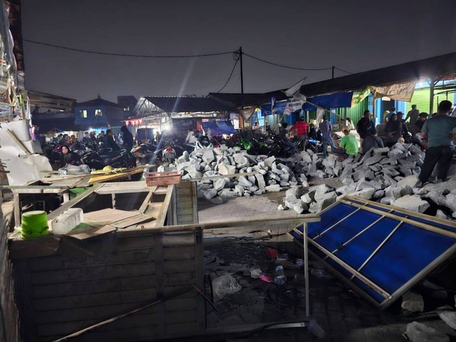 Kios para pedagang di Pasar Kutabumi hancur, barang mereka dijarah. Foto: Istimewa