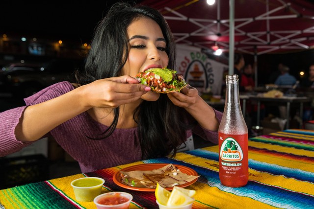 Cara Mengurangi Nafsu Makan dan Ngemil. Foto: Unsplash/Jarritos Mexican Soda.
