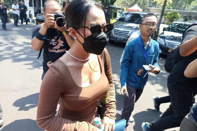 Siskae memenuhi panggilan polisi atas keterlibatannya dalam film porno rumah produksi yang berada di 3 kawasan di Jakarta Selatan, Senin (26/9/2023). Foto: Thomas Bosco/kumparan