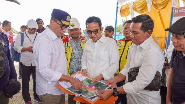 Menteri Perhubungan (Menhub) Budi Karya Sumadi bersama Kepala Badan Bank Tanah, Parman Nataatmadja (tengah) saat mengunjungu lokasi proyek Bandara VVIP IKN, Sabtu (23/9/2023). Foto: Dok. Bank Tanah