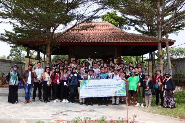 Peserta Summer Course Sekolah Pascasarjana IPB Belajar Traditional Agricultural