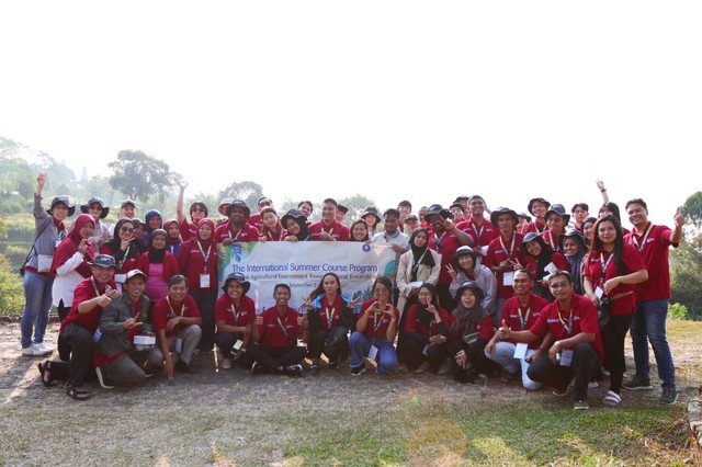 Peserta Summer Course Sekolah Pascasarjana IPB Belajar Organic Farm System
