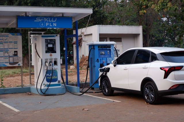 Mobil listrik Neta V di SPKLU TMII. Foto: Aditya Pratama Niagara/kumparan